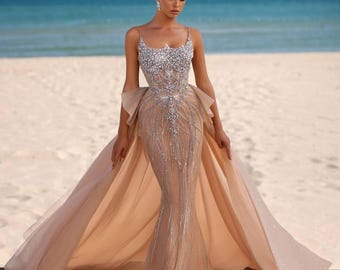 Elegante abito da sera impreziosito da perline e con strascico fluente – Design chic e moderno