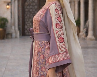 Thobe palestinese con fiori ricamati e sciarpa – Disponibile in taglie personalizzate