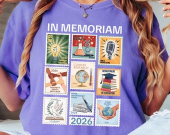 In Memoriam 2026 Shirt, Retro Briefmarken Ästhetisches T-Shirt, Geschenk für soziale Gerechtigkeit Aktivismus, Bewusstsein für Klimaforschung, Akademische Freiheit Grafik Top
