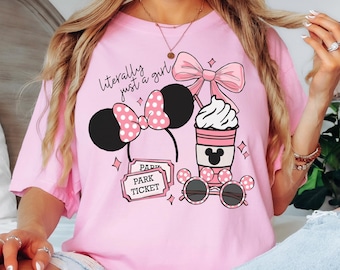 Camiseta Disney "Literally Just A Girl", camiseta Disney "Coquette", camiseta con orejas de Minnie y lazo rosa, camiseta Disney "Coffee Lover", sudadera rosa Disney Park