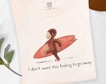 Camiseta Comfort Colors Retro Curious George Surfing Shirt, Mono Surfista Vintage, Top I Don't Want This Feeling To Go Away, Playa de Verano