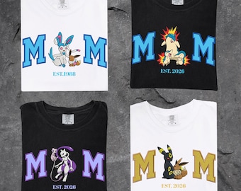 Personalisiertes Pokemon Mom Shirt, Benutzerdefinierte Est Jahr Mama T-Shirt, Sylveon Umbreon Mewtu Cyndaquil Mom Geschenk, Gamer Mom Crewneck, Mutterschaft