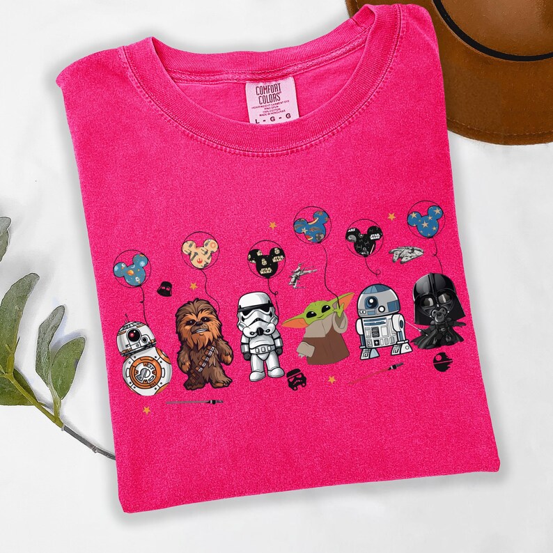 Puede incluir: Una taza de cer&aacute;mica blanca con un asa negra y el texto "But First, Coffee" en negrita negra. La taza est&aacute; sobre un fondo borroso. La taza mide aproximadamente 10 cm de altura.