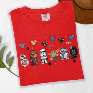 Camiseta Comfort Colors Star Wars con globos, camiseta de Star Wars con orejas de Mickey, camiseta de vacaciones familiares de Disney, camiseta de Baby Yoda, Darth Vader, R2D2 y Chewbacca. imagen 7