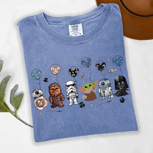 Camiseta Comfort Colors Star Wars con globos, camiseta de Star Wars con orejas de Mickey, camiseta de vacaciones familiares de Disney, camiseta de Baby Yoda, Darth Vader, R2D2 y Chewbacca. imagen 5