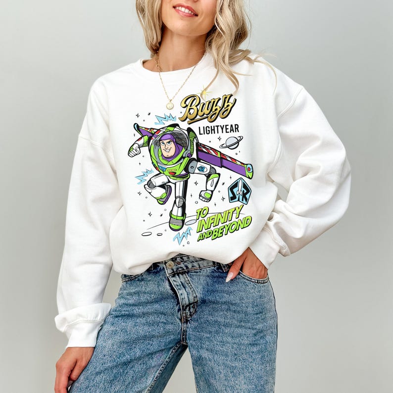 Puede incluir: Una taza de cer&aacute;mica blanca con un asa negra y el texto "But First, Coffee" en negrita negra. La taza se encuentra sobre un fondo borroso, sugiriendo un ambiente acogedor.