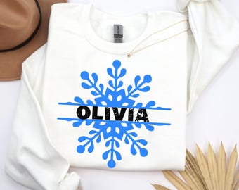 Maglietta invernale con fiocchi di neve, maglietta personalizzata con nome e grafica di fiocchi di neve blu, top coordinato carino, regalo di Natale personalizzato, felpa coordinata per la famiglia
