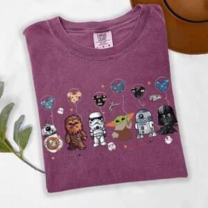 Camiseta Comfort Colors Star Wars con globos, camiseta de Star Wars con orejas de Mickey, camiseta de vacaciones familiares de Disney, camiseta de Baby Yoda, Darth Vader, R2D2 y Chewbacca. imagen 2