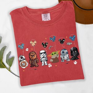 Camiseta Comfort Colors Star Wars con globos, camiseta de Star Wars con orejas de Mickey, camiseta de vacaciones familiares de Disney, camiseta de Baby Yoda, Darth Vader, R2D2 y Chewbacca. imagen 4