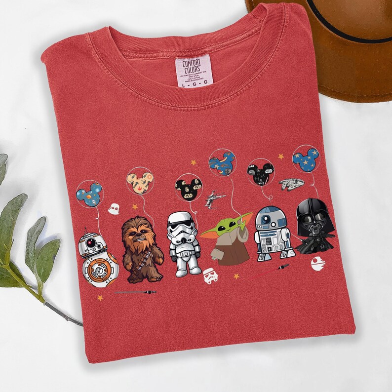 Camiseta Comfort Colors Star Wars con globos, camiseta de Star Wars con orejas de Mickey, camiseta de vacaciones familiares de Disney, camiseta de Baby Yoda, Darth Vader, R2D2 y Chewbacca. imagen 4