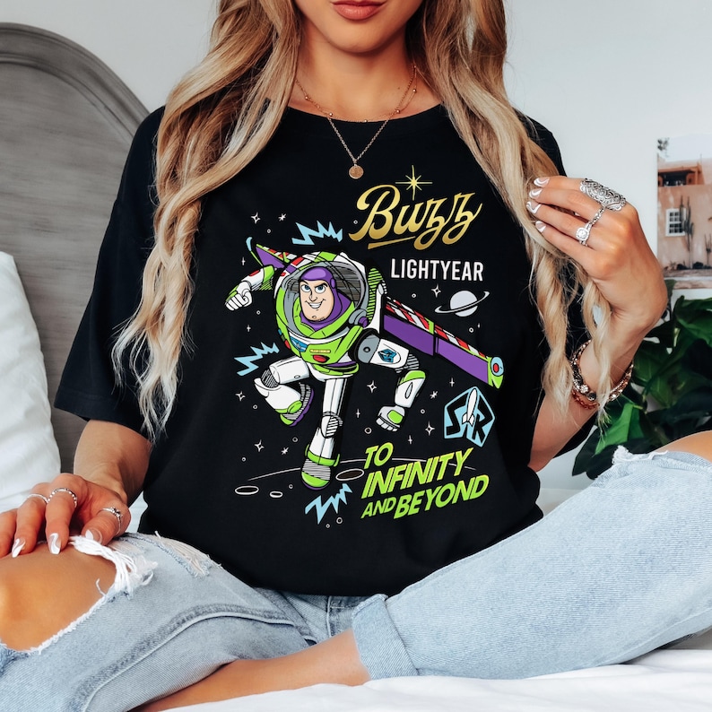 Puede incluir: Una taza de cer&aacute;mica blanca con un asa negra y el texto "But First, Coffee" en negro, con una fuente de estilo manuscrito. La taza est&aacute; sobre una superficie blanca.