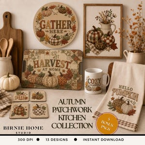 Puede incluir: Una colección de artículos de cocina con temática otoñal que incluye un letrero redondo con el texto GATHER HERE, una bandeja rectangular con HARVEST AT HOME, una taza con COZY SEASON, un paño con HELLO PUMPKIN y cuatro posavasos con calabazas.