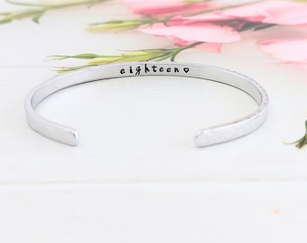 Pulsera personalizada de 4 mm con mensaje oculto, grabada a mano y grabada en aluminio. Pulsera de la amistad personalizada.