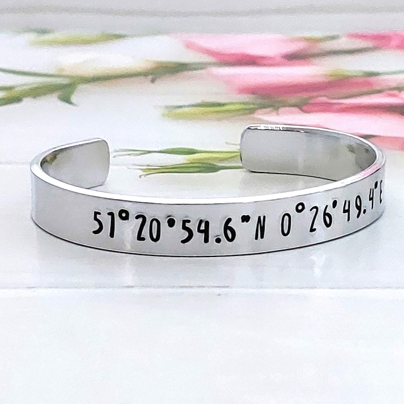 Puede incluir: Pulsera de plata con coordenadas grabadas: 51&deg;20'54.6" N 0&deg;26'49.4" E