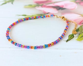 Tobillera o pulsera de cuentas rosa, morado y turquesa, pulsera de tobillo delicada y colorida con cierre dorado o plateado, joyería estilo boho surfista para festivales.