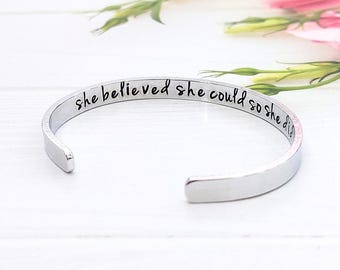 Pulsera "Ella creyó que podía, así que lo hizo", brazalete motivacional, joyería inspiradora, pulsera con mantra de afirmación, regalo de graduación