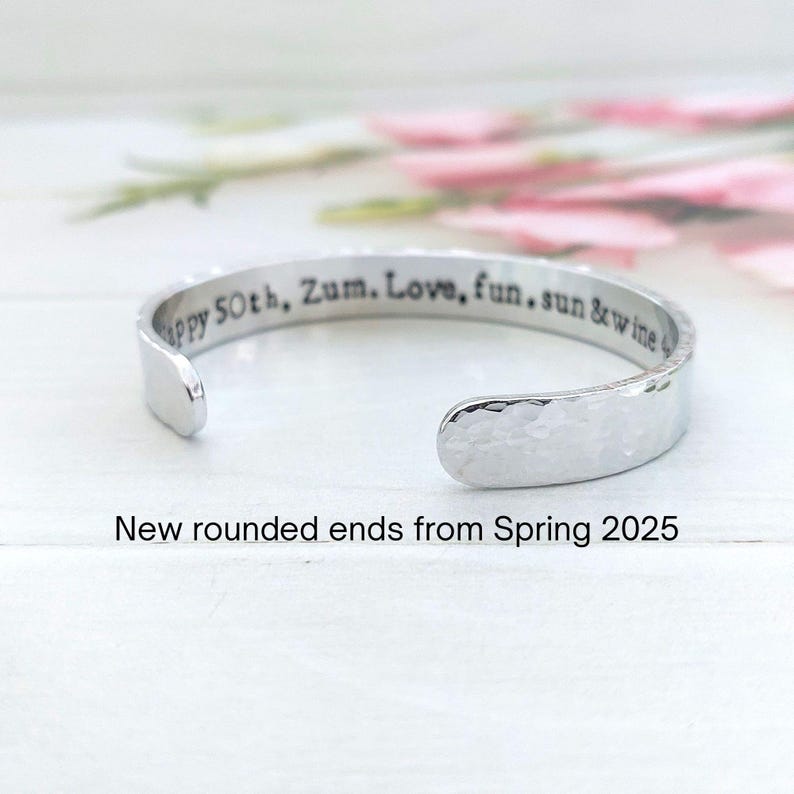 Puede incluir: Pulsera de plata martillada con la inscripci&oacute;n "Happy 50th. Zum. Love, fun, sun & wine".