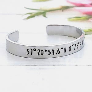 Pulsera de coordenadas personalizada: brazalete GPS de aluminio ajustable de 9 mm con coordenadas de latitud y longitud, estampado a mano, regalo para parejas. imagen 4