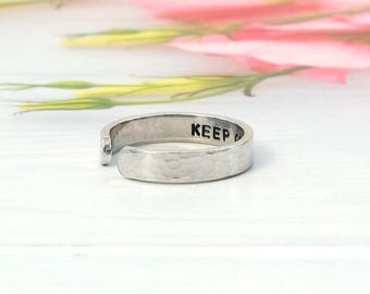 Anillo delgado con mensaje oculto, brazalete de aluminio de 4 mm grabado a mano, anillo ajustable personalizado, anillo para el pulgar personalizado, anillo para hombre y mujer