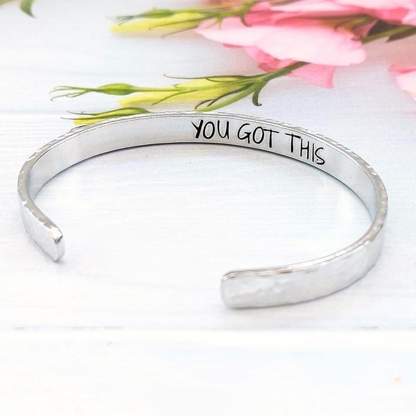 Bracelet estampé à la main Vous avez obtenu ce bracelet, manchette de motivation réglable en aluminium de 6 mm, cadeau inspirant pour un ami