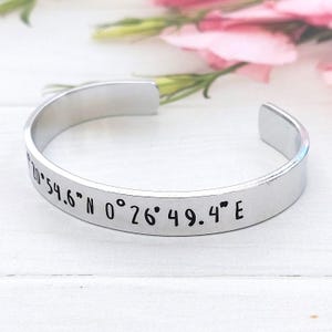 Pulsera de coordenadas personalizada: brazalete GPS de aluminio ajustable de 9 mm con coordenadas de latitud y longitud, estampado a mano, regalo para parejas. imagen 5