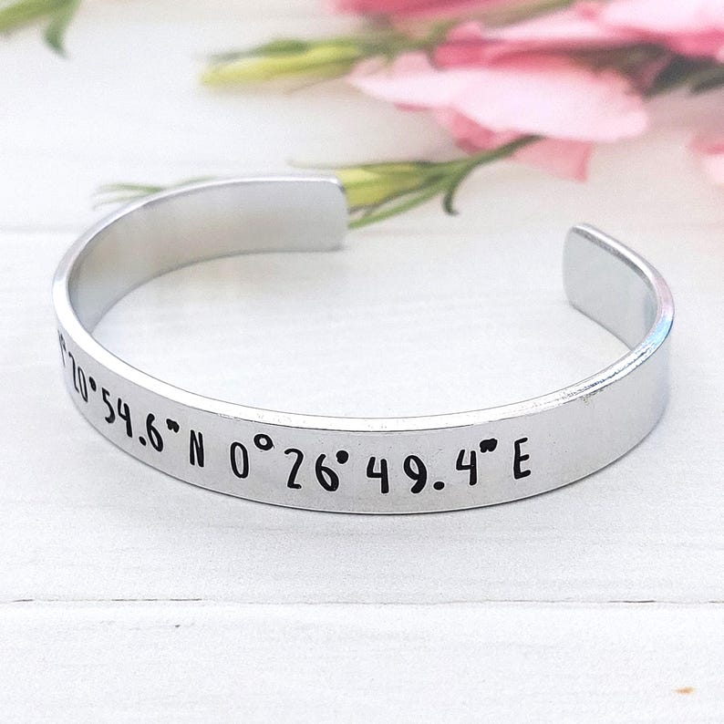 Pulsera de coordenadas personalizada: brazalete GPS de aluminio ajustable de 9 mm con coordenadas de latitud y longitud, estampado a mano, regalo para parejas. imagen 5