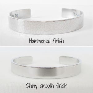 Puede incluir: Dos pulseras de plata, una con acabado martillado y la otra con acabado liso brillante.