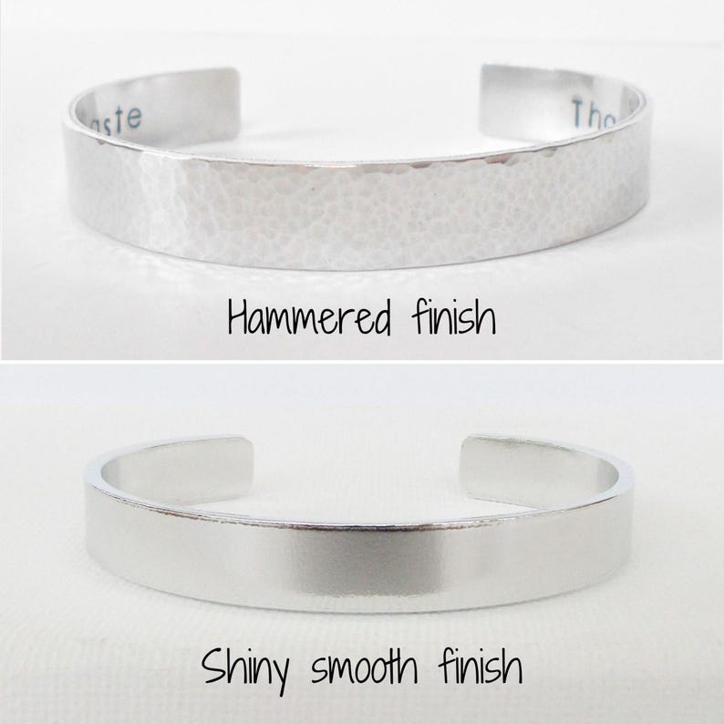 Puede incluir: Dos pulseras de plata, una con acabado martillado y la otra con acabado liso brillante.
