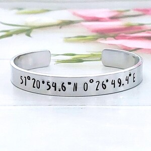 Pulsera de coordenadas personalizada: brazalete GPS de aluminio ajustable de 9 mm con coordenadas de latitud y longitud, estampado a mano, regalo para parejas. imagen 2