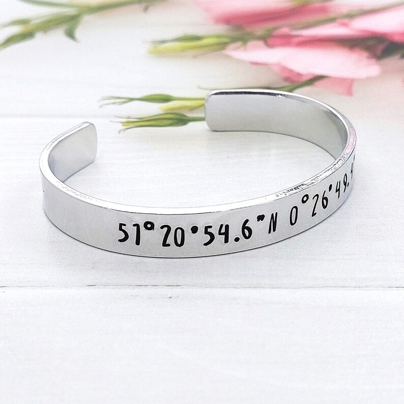 Pulsera de coordenadas personalizada: brazalete GPS de aluminio ajustable de 9 mm con coordenadas de latitud y longitud, estampado a mano, regalo para parejas. imagen 3