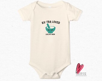 Camiseta de bebé y camiseta para niño pequeño "Rx-tra Loved Like My Mom", conjunto para bebé de mamá farmacéutica, regalo para futura farmacéutica, bonitos regalos de baby shower de farmacia