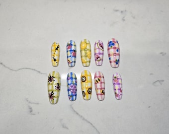 Presse faite main détaillée de pique-nique colorée sur les ongles