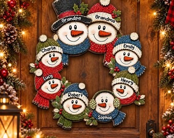 Puede incluir: Una corona navideña circular con ocho adornos de muñecos de nieve conectados, cada uno con un gorro y una bufanda de colores. Los muñecos de nieve están personalizados con los nombres Grandpa, Grandma, Charlie, Emily, Lucy, Henry, Robert y Sophia.