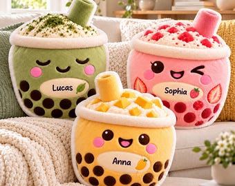 Puede incluir: Tres cojines de peluche con forma de té de burbujas con caras y nombres bordados. El cojín verde lleva el nombre Lucas, el rosa el nombre Sophia y el amarillo el nombre Anna, cada uno con una pajita y coberturas en la parte superior.