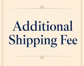 Puede incluir: Un gráfico cuadrado con fondo color crema y un borde fino y decorativo. Centradas en letras serif de color azul oscuro están las palabras Additional Shipping Fee. Arriba y abajo del texto hay pequeños adornos florales de color dorado.