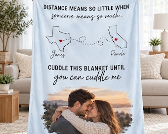 Puede incluir: Una manta de forro polar azul claro con el texto "DISTANCE MEANS SO LITTLE WHEN SOMEONE MEANS SO MUCH..." sobre los contornos de Texas y California conectados por una línea discontinua con corazones rojos, los nombres y una foto.