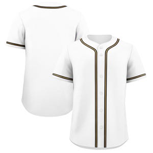 Puede incluir: Dos camisetas de béisbol blancas. Una está abotonada, la otra se ve por la espalda. Ambas tienen ribetes negros y dorados en el cuello, las mangas y en la parte delantera de la camiseta abotonada. Las camisetas tienen mangas cortas.