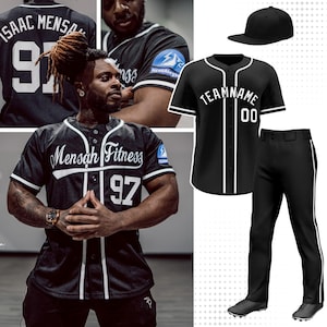 Op de afbeelding: Zwart honkbalshirt met witte bies, de tekst "Mensah Fitness" en het nummer "97". De afbeelding toont ook een zwarte honkbalpet, een broek en schoenen. Het shirt wordt door een persoon gedragen.