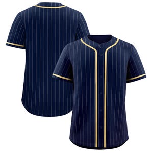 Puede incluir: Camiseta de béisbol azul marino con rayas verticales y detalles dorados. La camiseta tiene una parte delantera abotonada, mangas cortas y ribetes dorados alrededor del cuello y las mangas. La parte trasera de la camiseta también es visible.