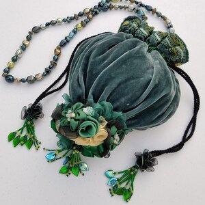 Bolso bandolera con cordón y diseño vintage de terciopelo verde bordado con cuentas, estilo victoriano renacentista, para regalo de boda o de graduación