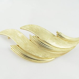 Art Deco Trifari Signed Brooch Gold tone Vintage Pin Retro Fashion Statement