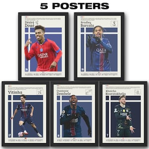 Peut inclure: Cinq affiches encadrées de joueurs de football en action. Chaque affiche a un cadre noir et un fond bleu avec des lignes blanches. Les joueurs portent des maillots avec le logo "Qatar Airways". Le texte "5 POSTERS" est en haut.