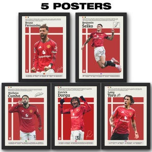 Puede incluir: Cinco carteles enmarcados con jugadores de fútbol con camisetas rojas. Cada cartel tiene un marco negro y un fondo rojo con el nombre, el número y una firma del jugador. El texto "5 POSTERS" está en la parte superior.