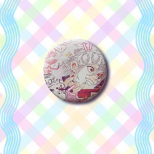 Puede incluir: Un bot&oacute;n redondo blanco con una ilustraci&oacute;n de estilo manga de un personaje con acentos rosas y rojos. El dise&ntilde;o incluye una estrella, corazones y texto japon&eacute;s. El fondo es un patr&oacute;n de cuadros pastel.