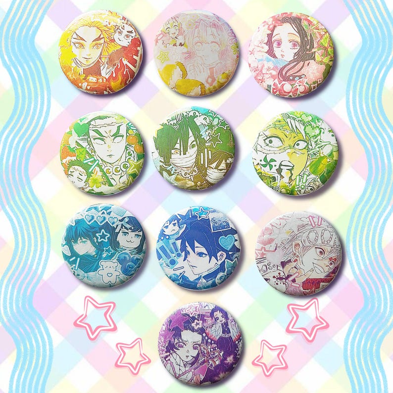 Puede incluir: Colecci&oacute;n de nueve pines redondos con personajes de anime. Cada pin presenta un dise&ntilde;o de personaje diferente con colores vibrantes. Los pines est&aacute;n dispuestos sobre un fondo a cuadros pastel con estrellas y ondas.