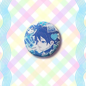 Puede incluir: Un bot&oacute;n redondo azul con una ilustraci&oacute;n detallada de un personaje de anime. El dise&ntilde;o incluye un perfil de personaje, estrellas y otros elementos gr&aacute;ficos. El fondo es un patr&oacute;n de cuadros pastel.