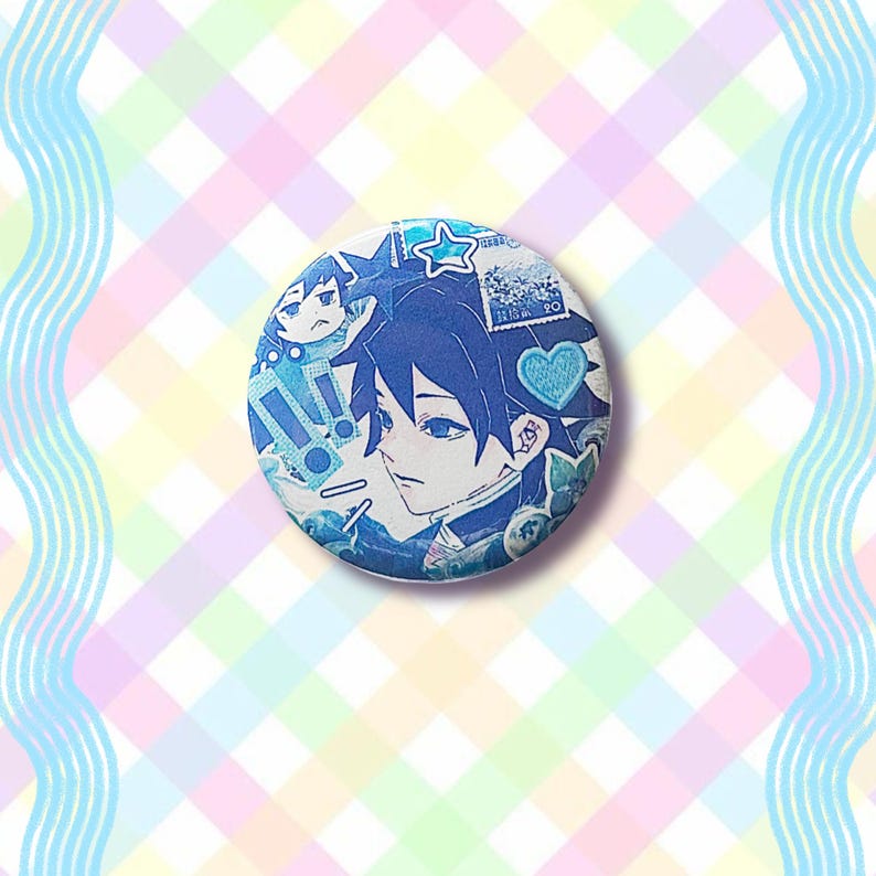 Puede incluir: Un bot&oacute;n redondo azul con una ilustraci&oacute;n detallada de un personaje de anime. El dise&ntilde;o incluye un perfil de personaje, estrellas y otros elementos gr&aacute;ficos. El fondo es un patr&oacute;n de cuadros pastel.