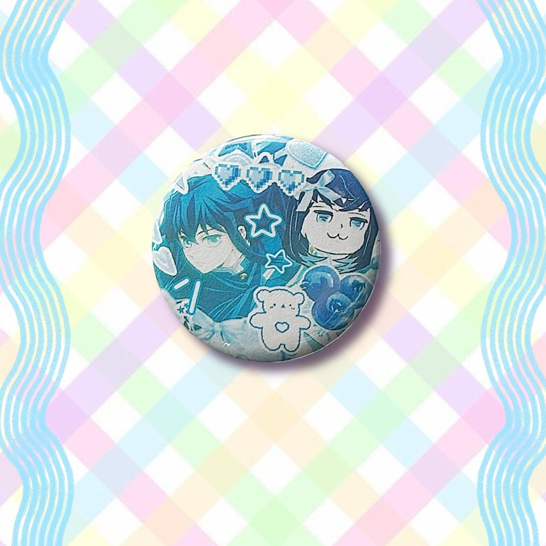 Puede incluir: Un bot&oacute;n redondo azul y blanco con ilustraciones de personajes de estilo anime. El bot&oacute;n tiene un borde azul claro y un fondo de cuadros pastel. El dise&ntilde;o incluye estrellas, corazones y un osito de peluche.