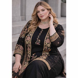 Puede incluir: Un letrero de madera rústica con el texto "Welcome to our home" en letras blancas. El letrero presenta un acabado envejecido y un diseño sencillo y acogedor, ideal para la decoración de la entrada.