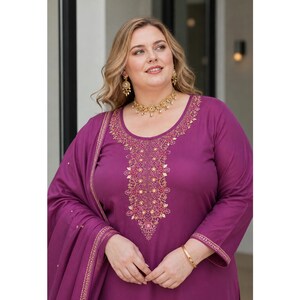 open lace back dress Zapaka Women Sparkly Purple Plus Size Sequined Cocktail Dress Chiffon Round Neck Party Dress, Purple / 2XL main image 1
